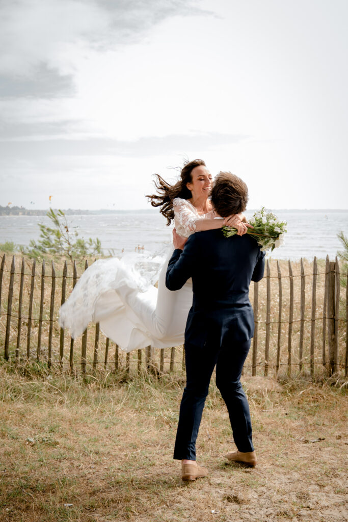 mariés au bord de la mer