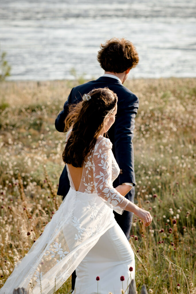 Mariés au bord de la mer