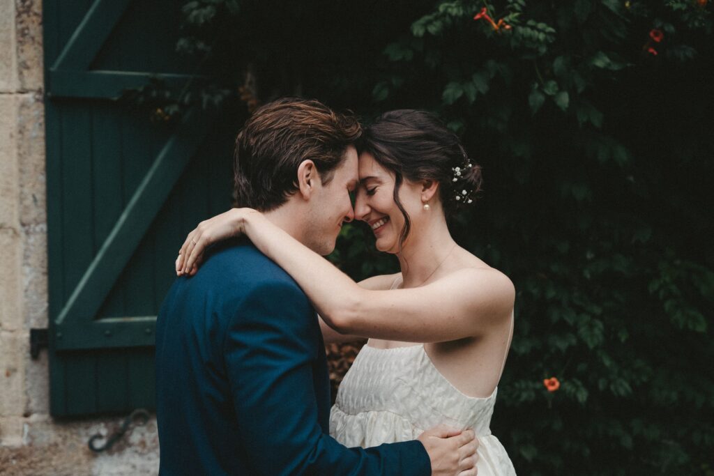 Mariés profitant de leur mariage