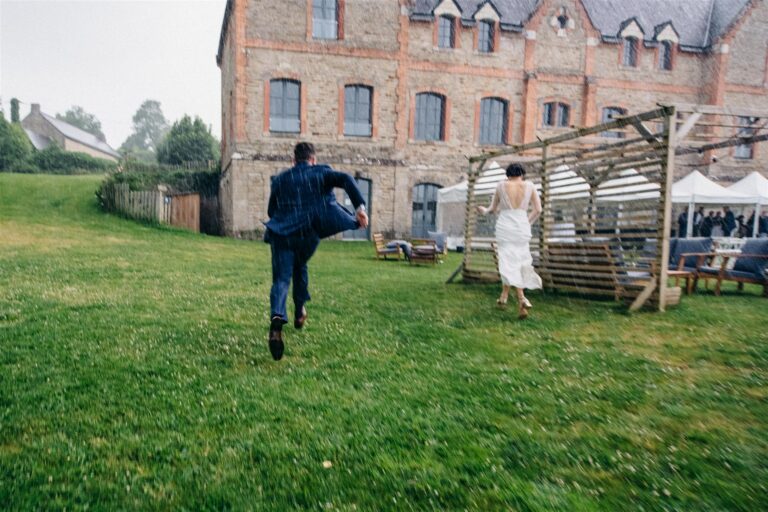 mariés courant sous la pluie, fun