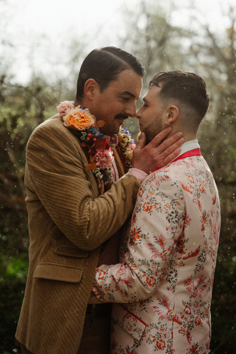 amoureux heureux sous la pluie