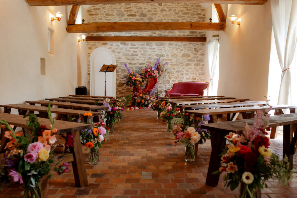 décoration de cérémonie laïque en intérieur, fleurs et bancs