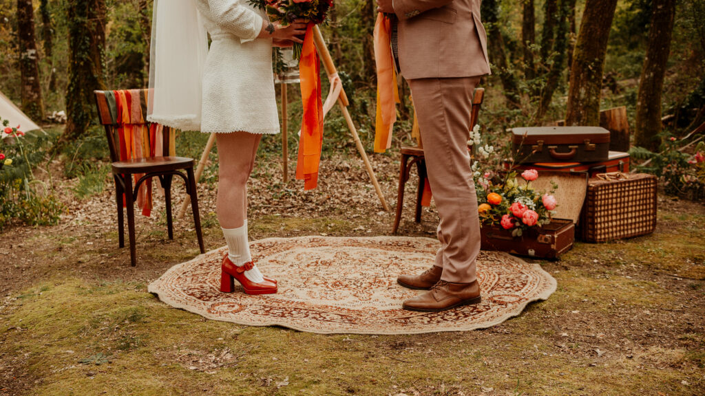 mariée en chaussette mariage extérieur