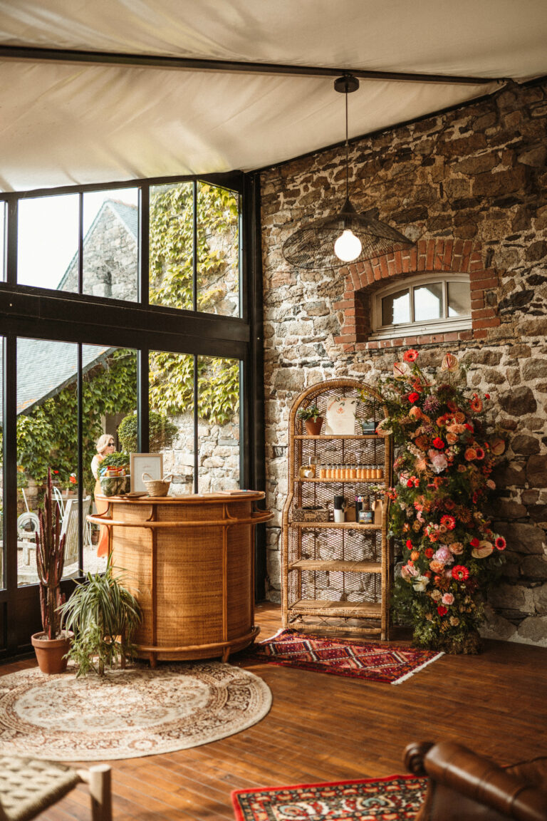 décoration colorée bois rotin