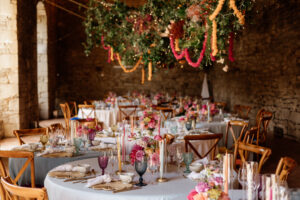 scénographie mariage coloré bord de mer