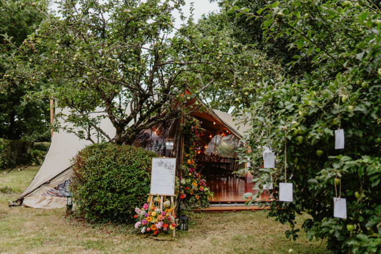 entrée tente fleurie