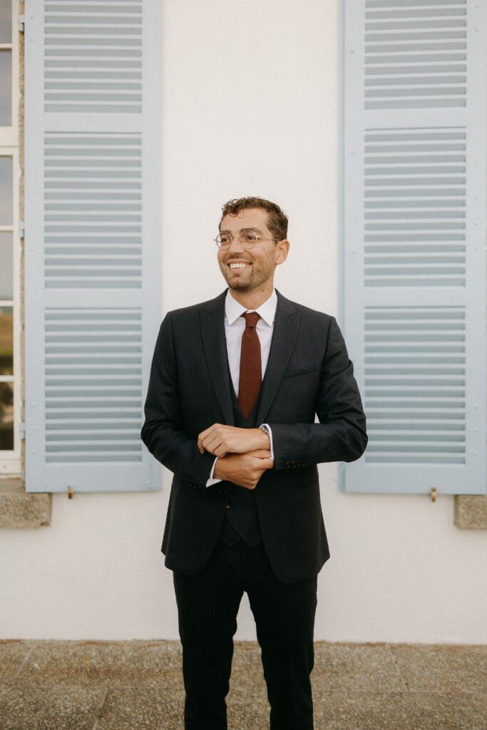 élégant sourire heureux