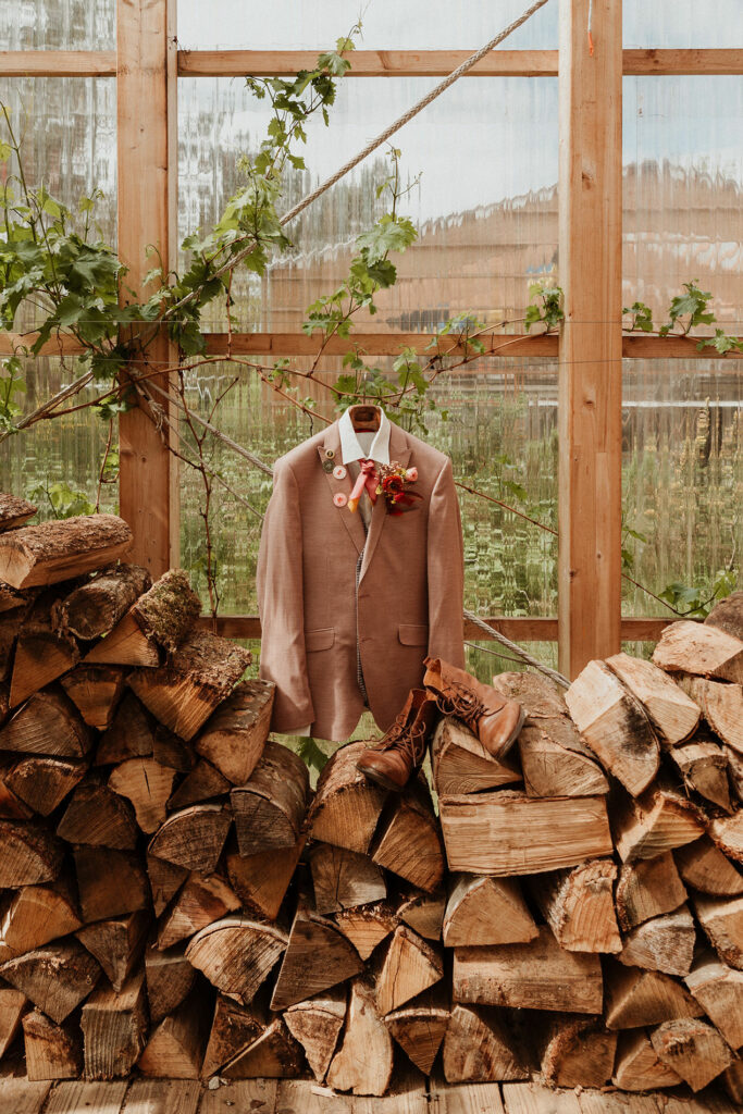 Costume beige rondin de bois