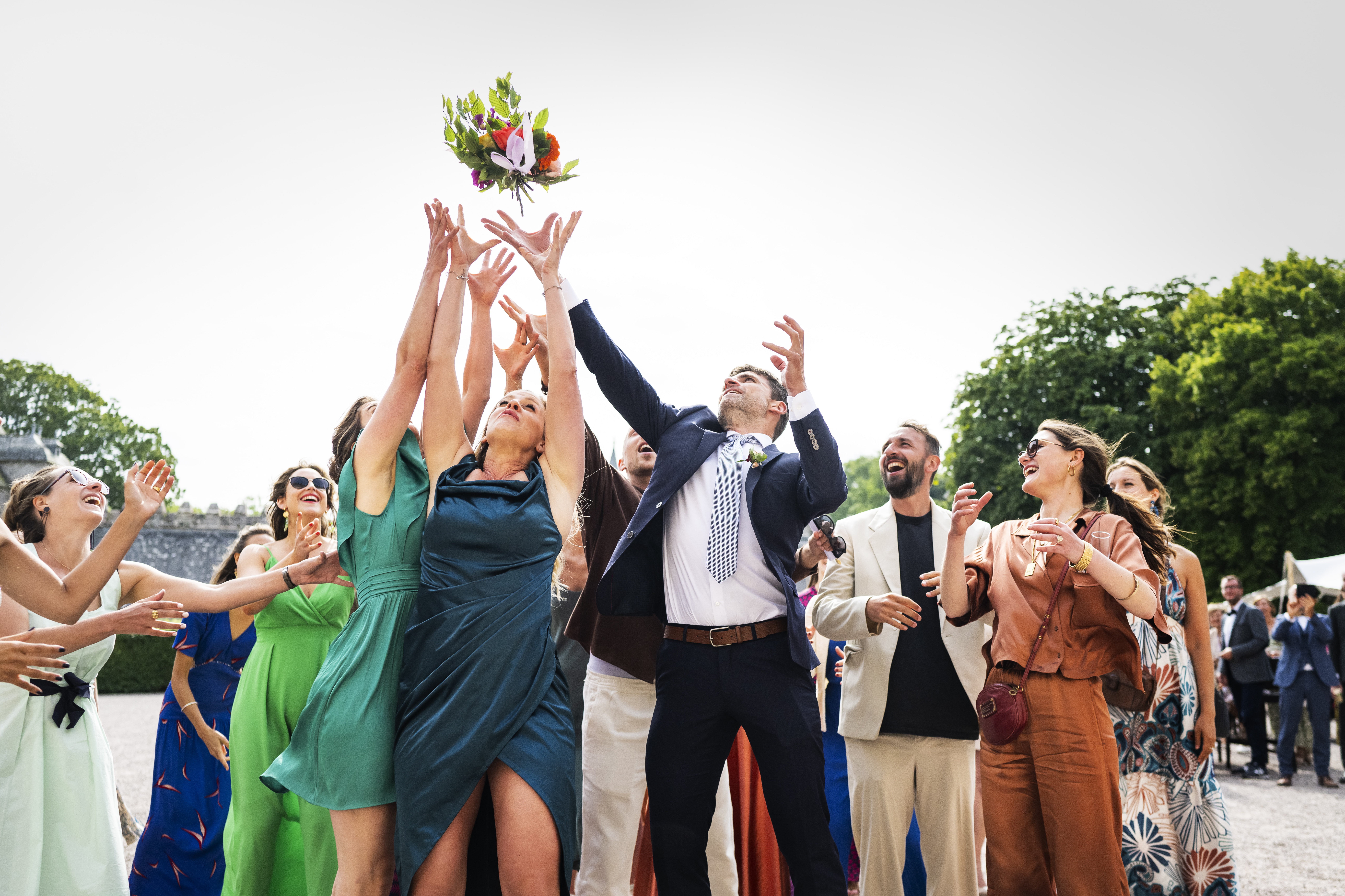 Invités réceptionnant le bouquet de la mariée