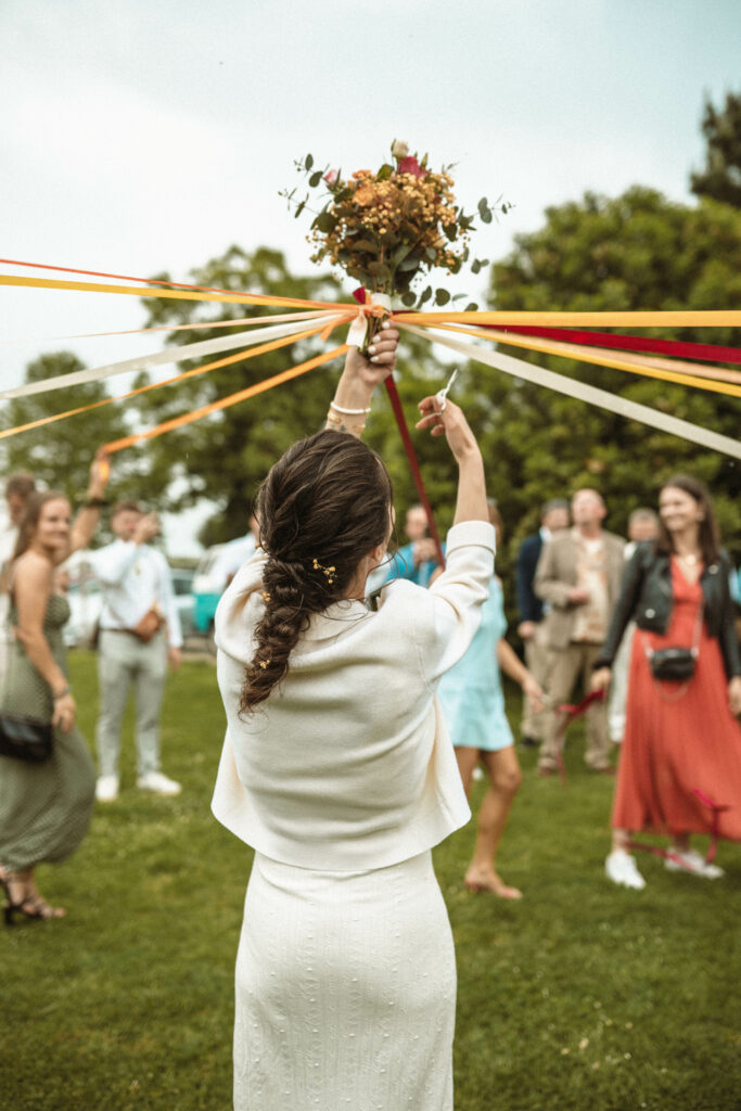 Mariée qui couple les bandes tenant le bouquet