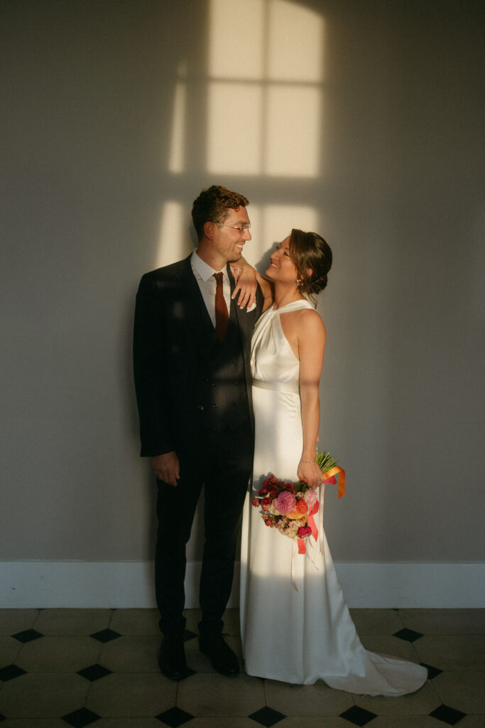 Couple de mariés posant
