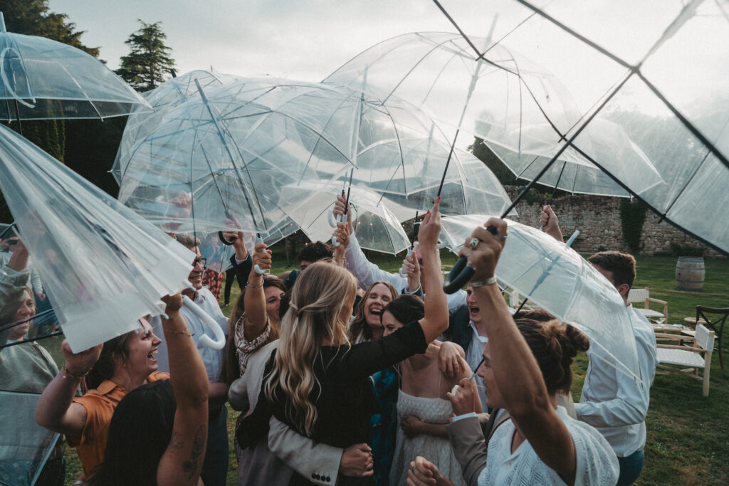 Invités de mariage heureux sous la pluie