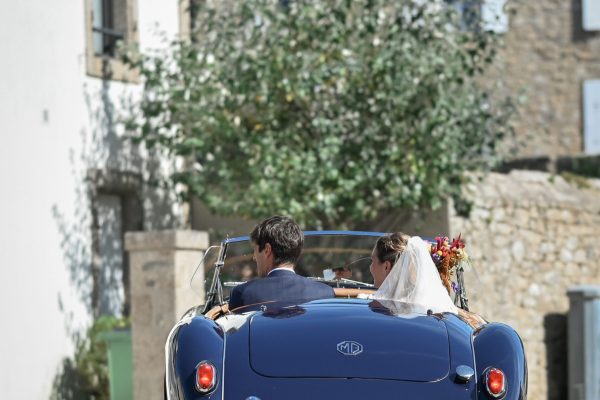 Couple de mariés se dirigeant vers le lieu de réception